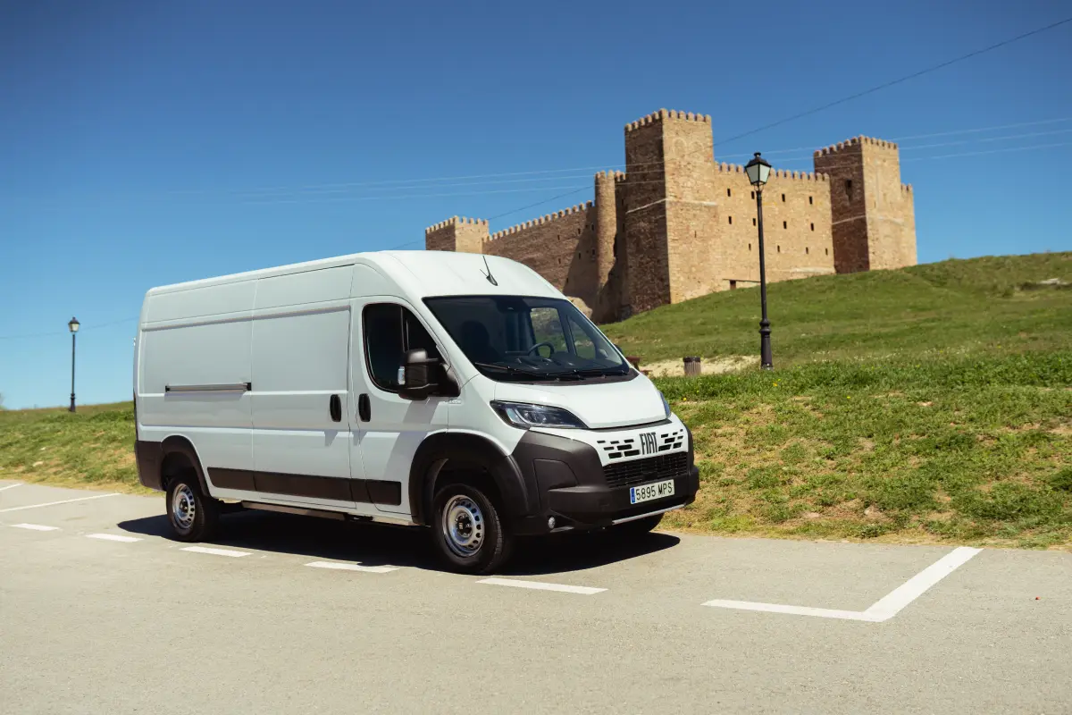 Fiat Ducato 2024 Fiat Ducato 2024 blanca en un pueblo español