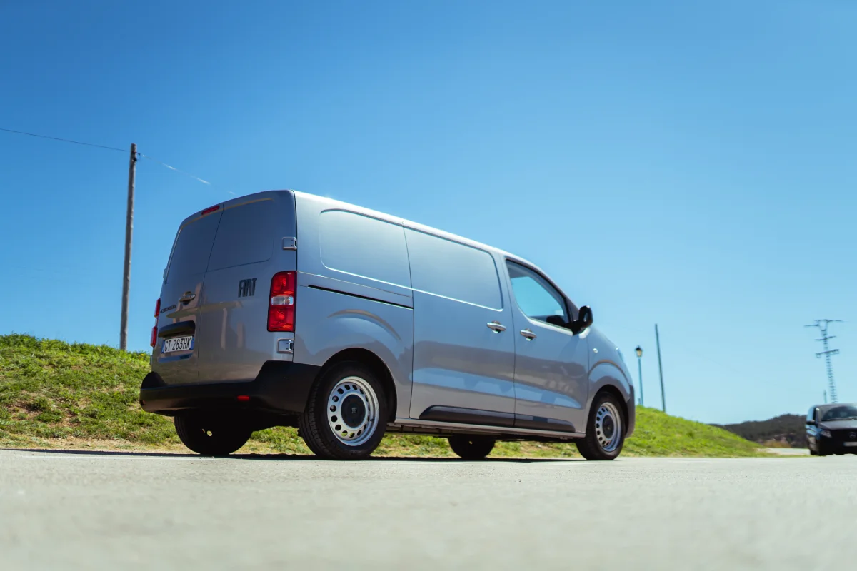 Fiat E-Scudo 2024 Fiat E-Scudo 2024 gris circulando por la carretera