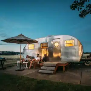Descubre el alquiler de caravanas fijas en campings con Caraving