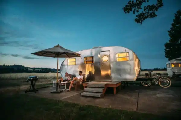 Descubre el alquiler de caravanas fijas en campings con Caraving