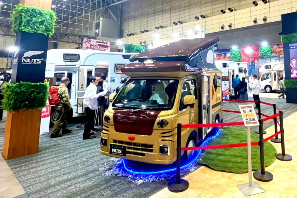 Nuts RV Catbus exponiendo su parecido con el nekobus de Studio Ghibli