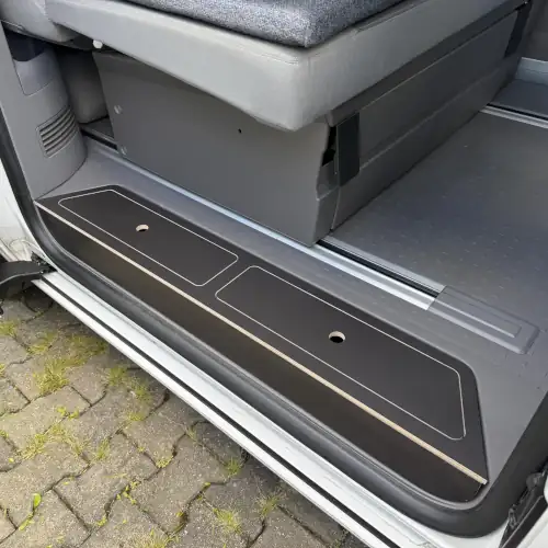 Cajonero insertado a medida en el hueco del escalón de una Volkswagen T5 o T6