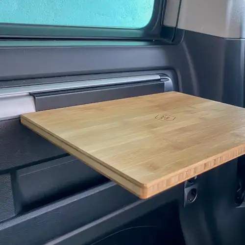 Mesa de madera enganchada al riel de una VW California