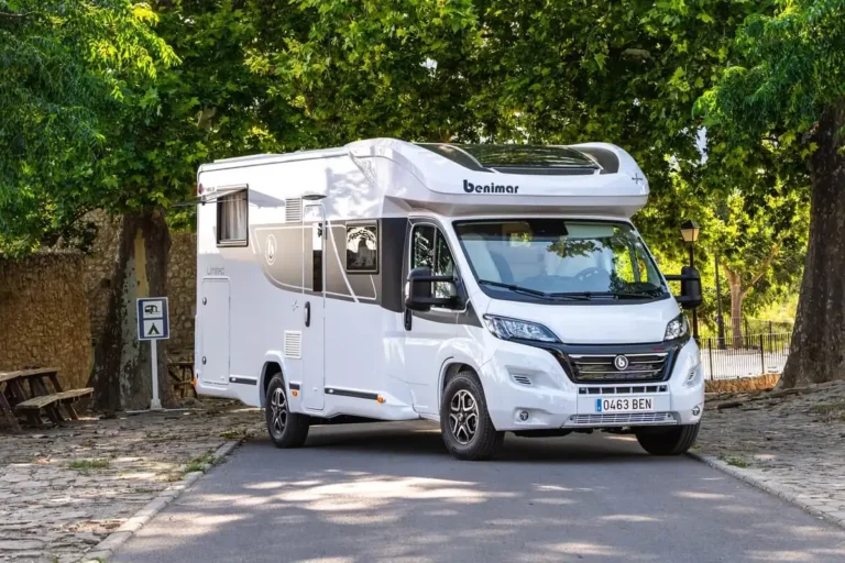 Autocaravana más vendida de España en 2026 posando en una carretera