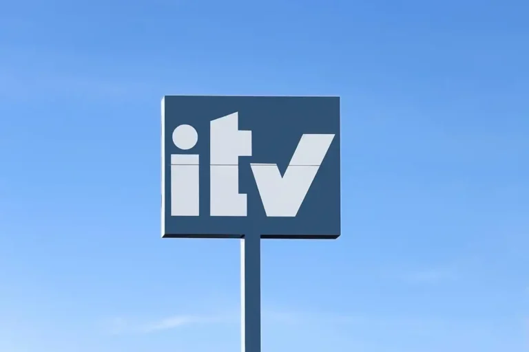 Señal de ITV sobre cielo azul para que las camper de más de 10 años puedan ver la estación.