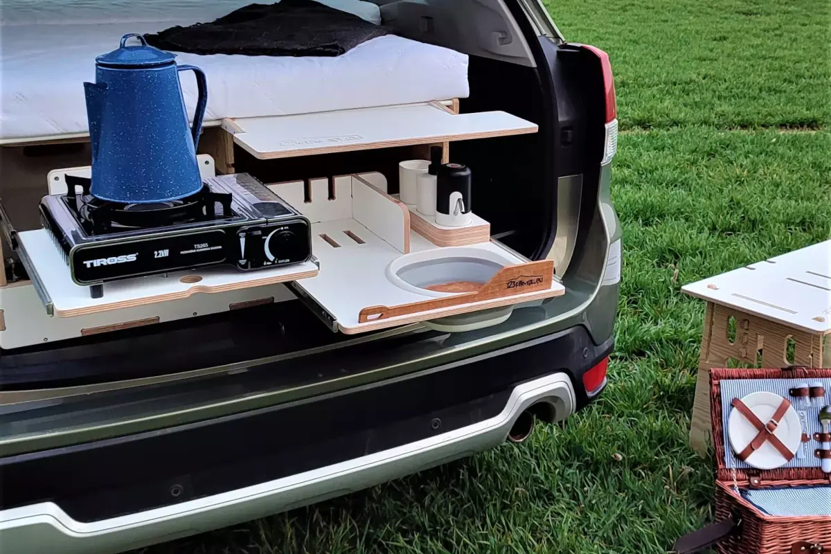 Kit camper en el maletero de un Subaru blanco comprado con un código descuento 123camp