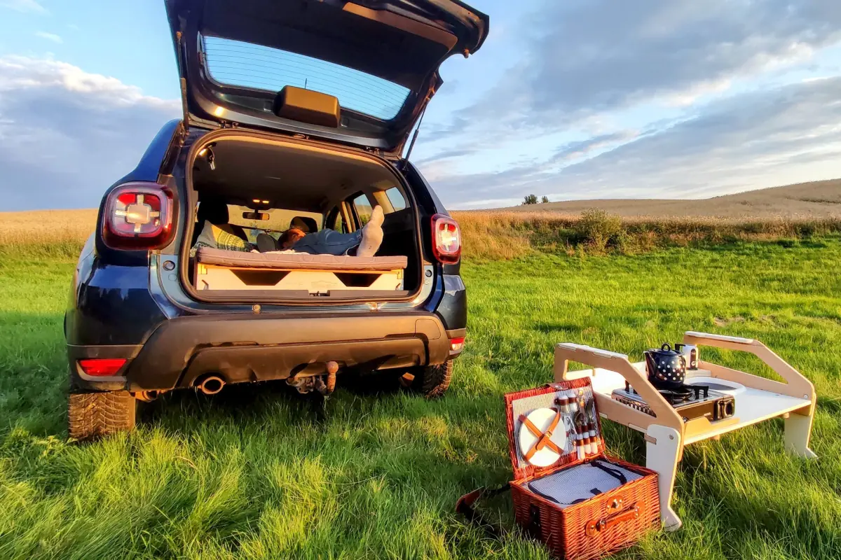SUV con un kit camper de 123camp con código descuento