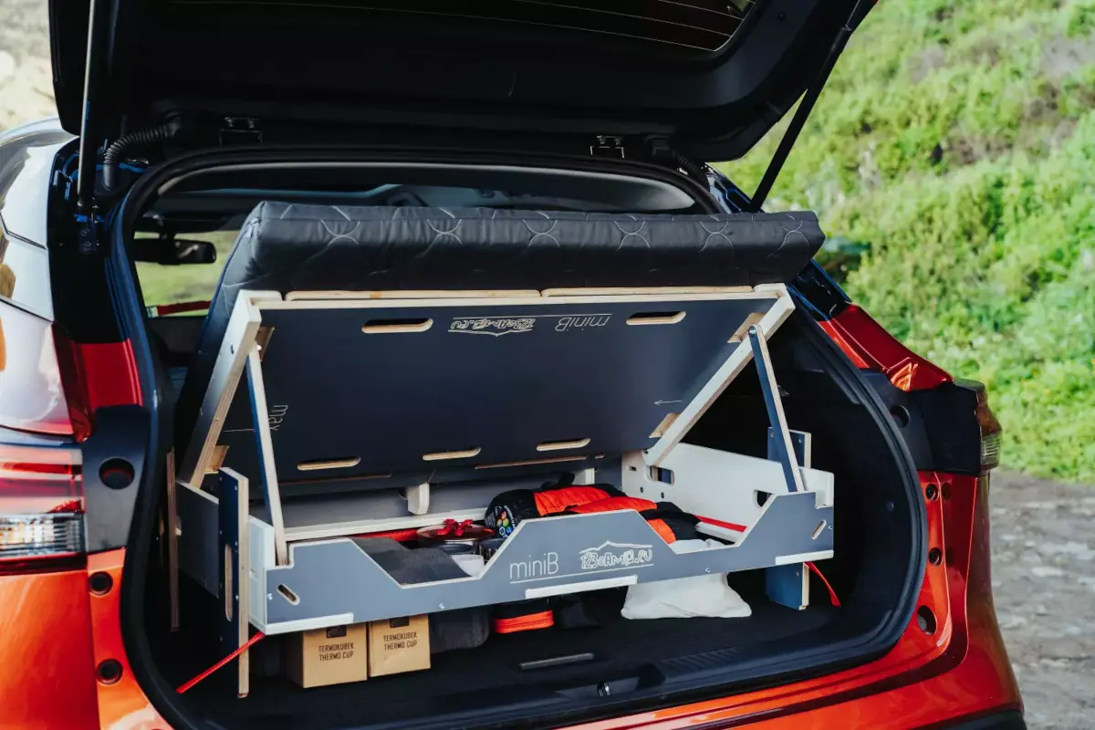 kit camper en un coche rojo comprado con un cupón descuento de 123camp