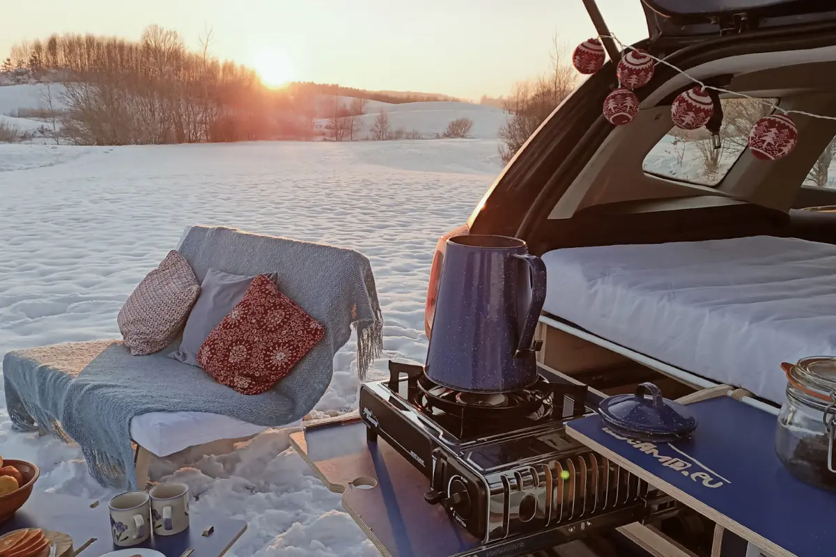 Kit camper de maletero para coche en la nieve con un cupón promocional 123camp